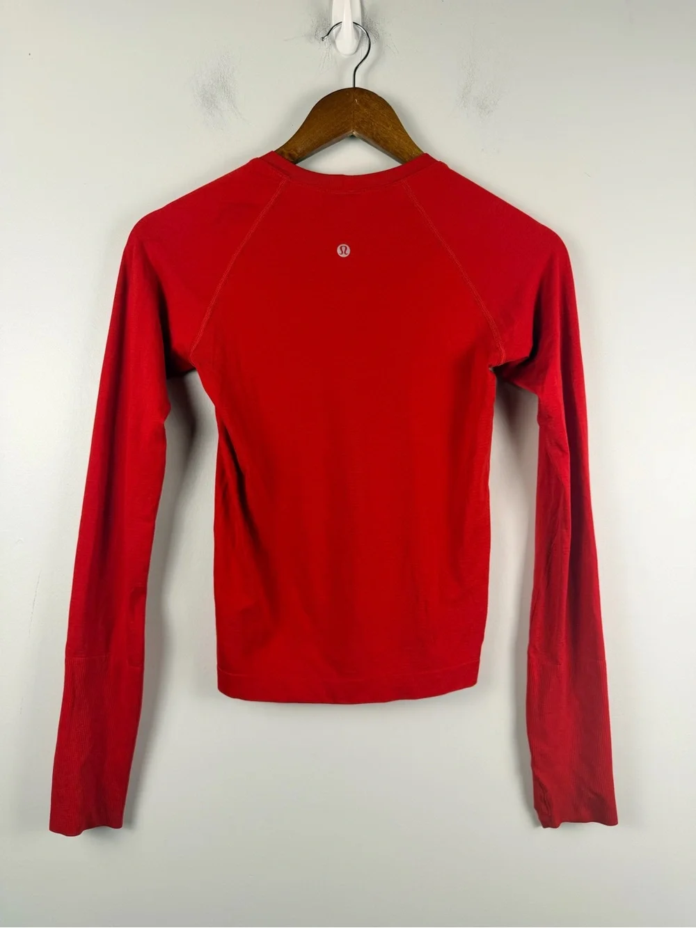 Lululemon Swiftly Tech Long-Sleeve Shirt 2.0 Waist Length in Oxford red size 4